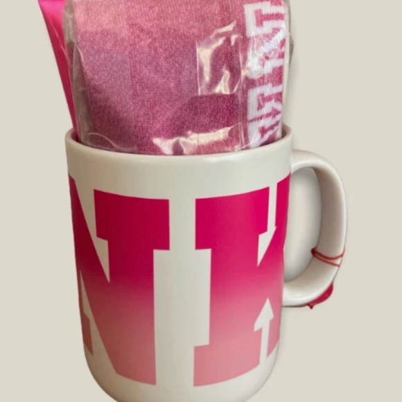 Victoria’s Secret PINK Logo Mug with Beauty Products Gift Set NEW - Picture 2 of 4